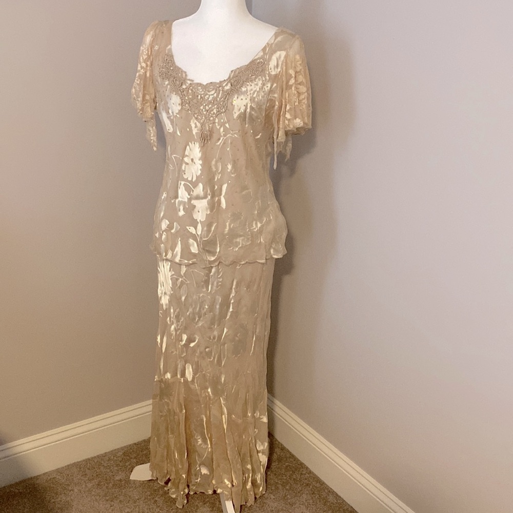 Mother of the bride 2 piece gown. Size 8. Worn 1 time. Excellent condition.